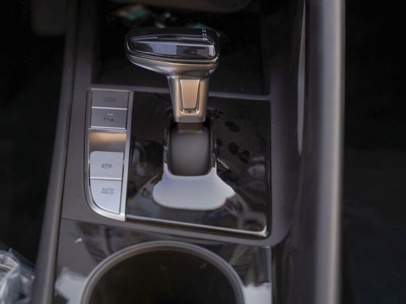 2025 Hyundai Elantra 4 Cylinder Petrol Engine White Black Sedan Chinese Specs