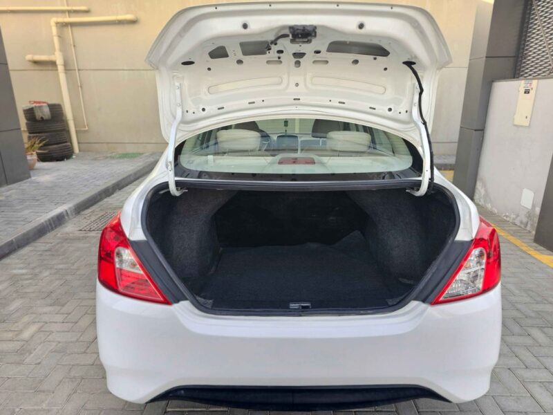 2022 Nissan Sunny SV GCC Specs 1.5 Litres V4 Petrol Engine White Beige Sedan