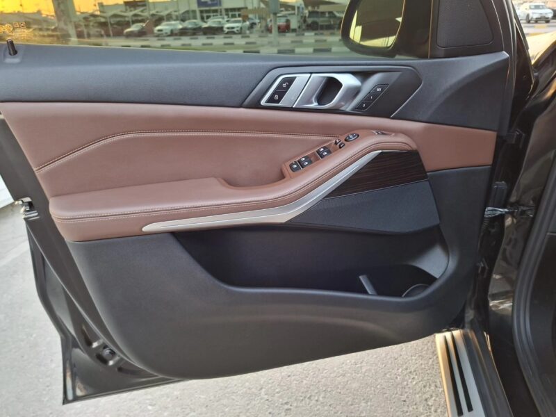 2020 BMW X5 Black Edition 3.0-liter Inline 6-cylinder TwinPower Turbo Engine Black Brown SUV