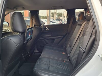 2024 Mitsubishi Outlander 2.5-liter 4-cylinder Petrol Engine White Black SUV GCC Specs