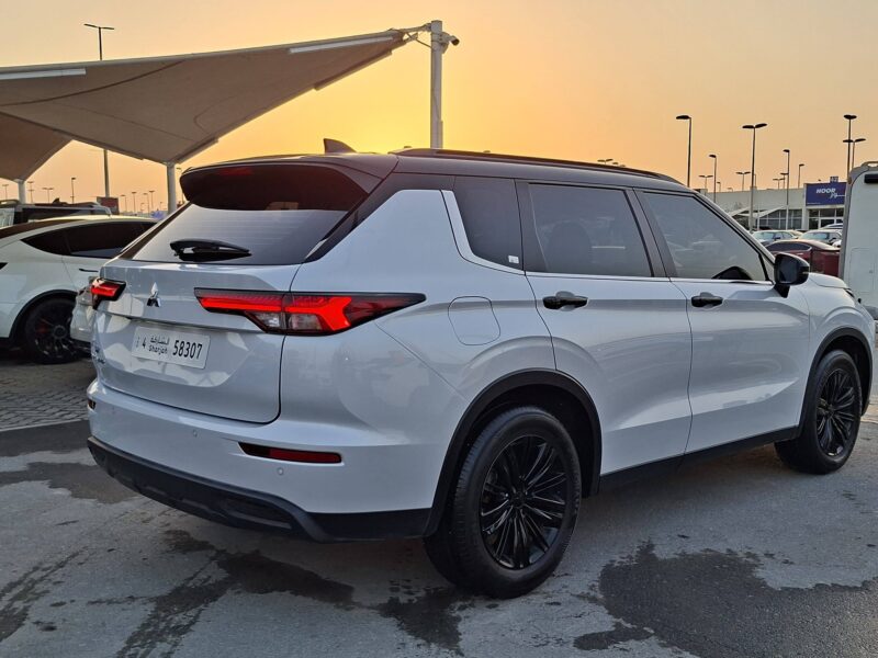 2024 Mitsubishi Outlander 2.5-liter 4-cylinder Petrol Engine White Black SUV GCC Specs