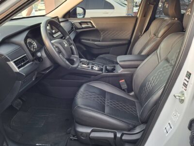 2024 Mitsubishi Outlander 2.5-liter 4-cylinder Petrol Engine White Black SUV GCC Specs