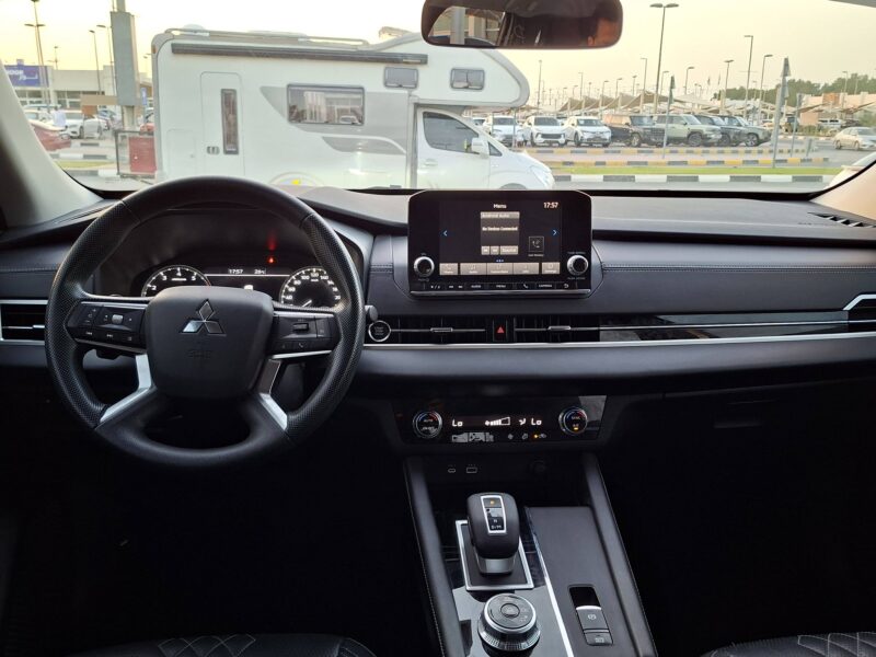 2024 Mitsubishi Outlander 2.5-liter 4-cylinder Petrol Engine White Black SUV GCC Specs