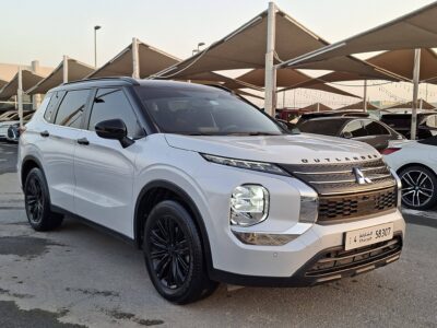 2024 Mitsubishi Outlander 2.5-liter 4-cylinder Petrol Engine White Black SUV GCC Specs