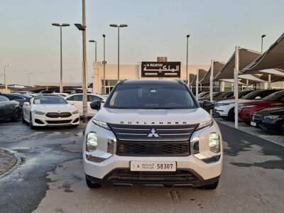 2024 Mitsubishi Outlander 2.5-liter 4-cylinder Petrol Engine White Black SUV GCC Specs