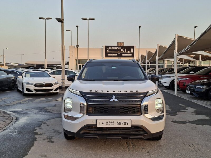 2024 Mitsubishi Outlander 2.5-liter 4-cylinder Petrol Engine White Black SUV GCC Specs