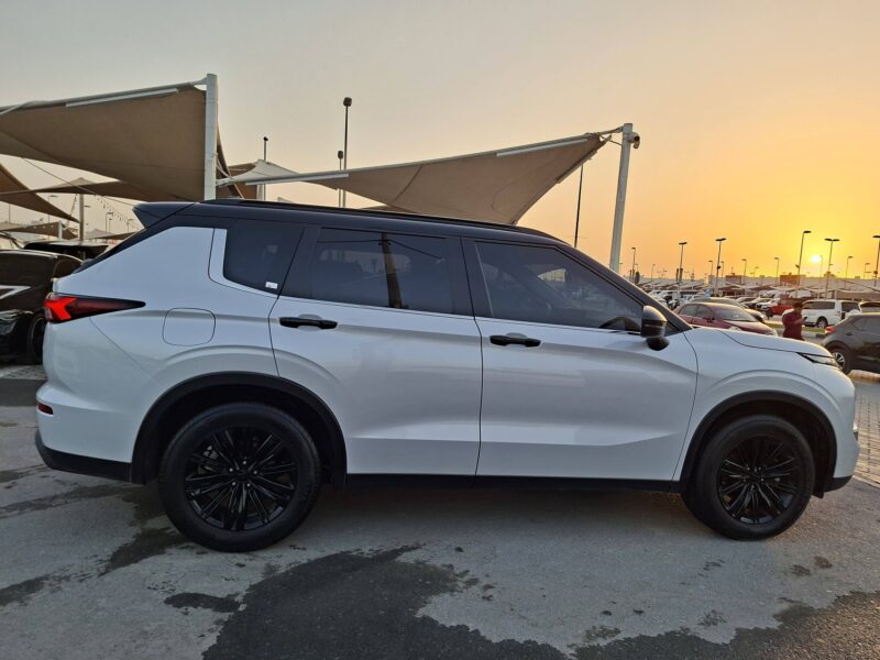 2024 Mitsubishi Outlander 2.5-liter 4-cylinder Petrol Engine White Black SUV GCC Specs