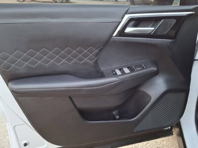 2024 Mitsubishi Outlander 2.5-liter 4-cylinder Petrol Engine White Black SUV GCC Specs