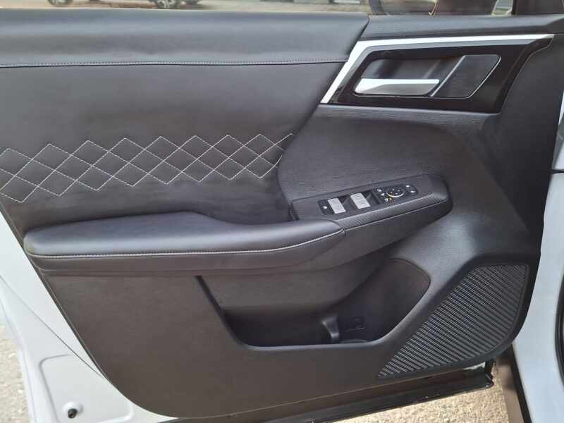 2024 Mitsubishi Outlander 2.5-liter 4-cylinder Petrol Engine White Black SUV GCC Specs