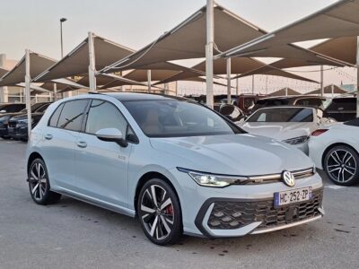 2025 Volkswagen Golf GTE 1.5-litre Turbocharged 4-cylinder Petrol Engine Blue Black Hatchback