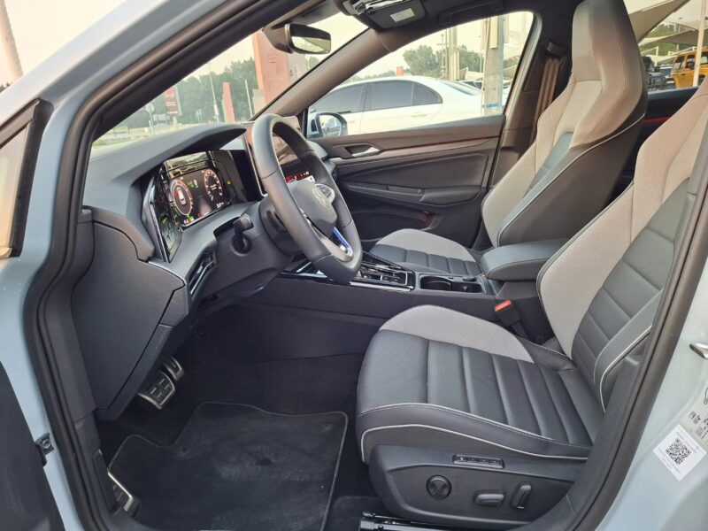 2025 Volkswagen Golf GTE 1.5-litre Turbocharged 4-cylinder Petrol Engine Blue Black Hatchback