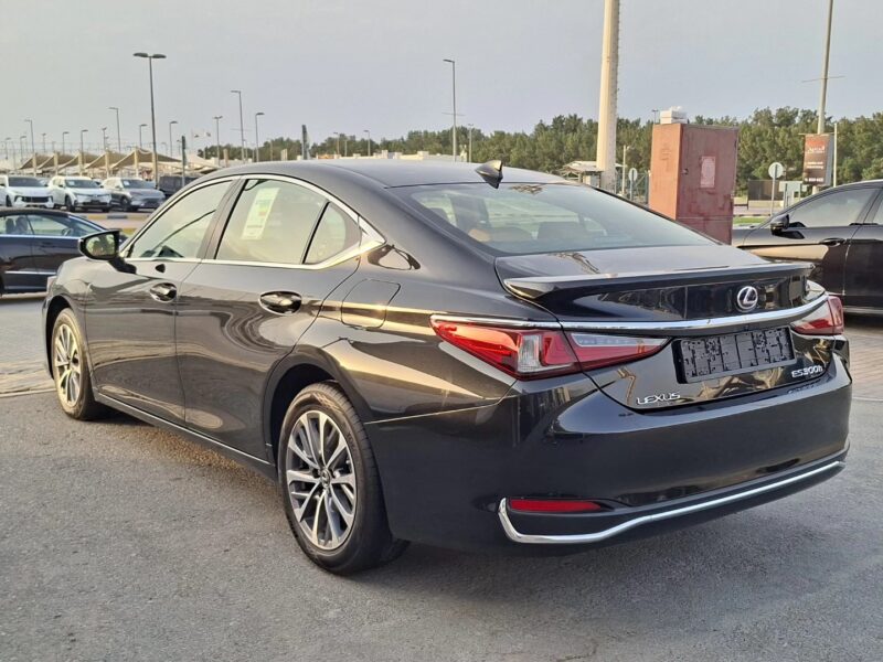 2025 Lexus ES 300h 2.5 Liters Inline 4-Cylinder Hybrid Black Tan Sedan GCC Specs