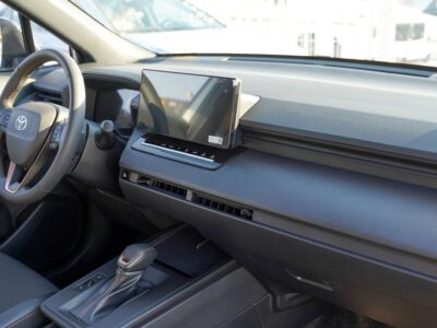 2025 Toyota Corolla Cross 4 Cylinder Petrol Engine White Black SUV GCC Specs