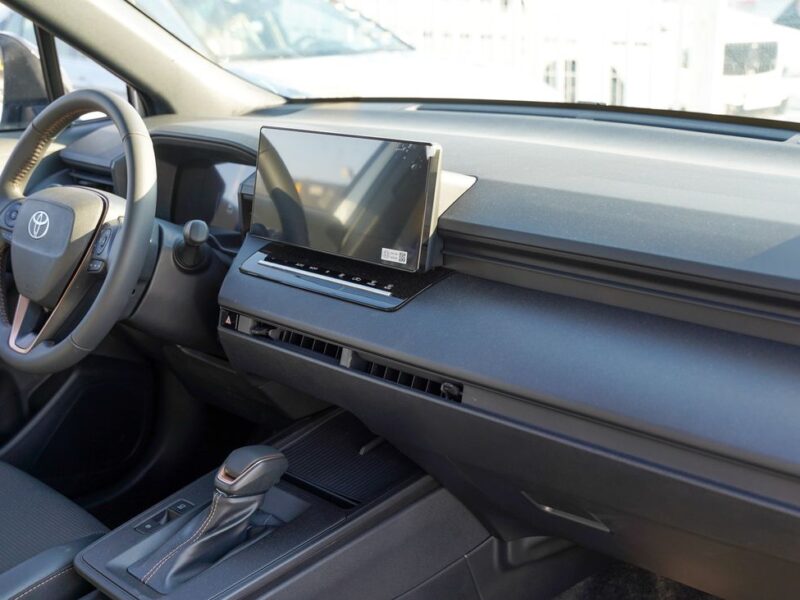 2025 Toyota Corolla Cross 4 Cylinder Petrol Engine White Black SUV GCC Specs