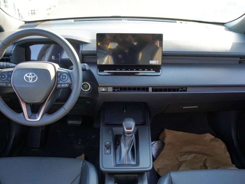 2025 Toyota Corolla Cross 4 Cylinder Petrol Engine White Black SUV GCC Specs