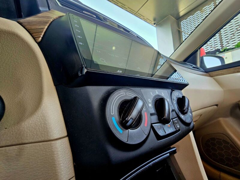 2024 Suzuki Ciaz GCC Specs 1.5 litres V4 Petrol Engine White Beige Sedan