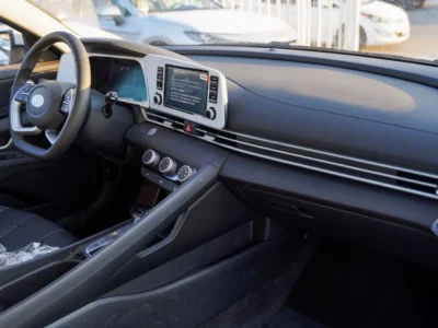 2025 Hyundai Elantra 4 Cylinder Petrol Engine White Black Sedan Chinese Specs