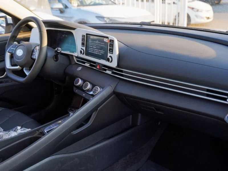 2025 Hyundai Elantra 4 Cylinder Petrol Engine White Black Sedan Chinese Specs