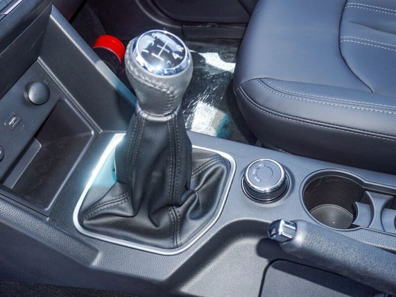 2025 Great Wall Wingle 2.4L 4 Cylinder Petrol Engine White Black Pick Up Truck 4WD