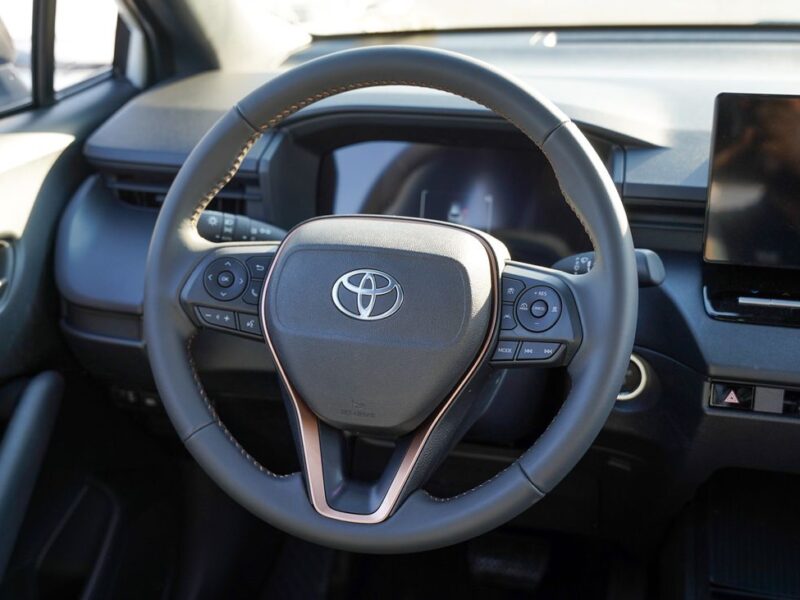 2025 Toyota Corolla Cross 4 Cylinder Petrol Engine White Black SUV GCC Specs