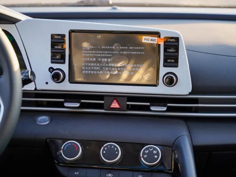 2025 Hyundai Elantra 4 Cylinder Petrol Engine White Black Sedan Chinese Specs