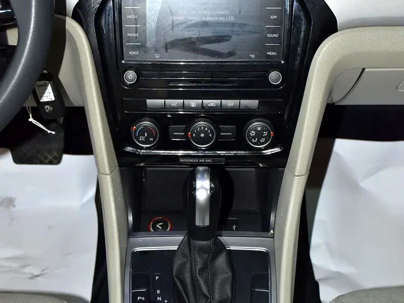 2020 Volkswagen Passat Comfortline 5 Cylinder Petrol Engine Black Beige Sedan GCC