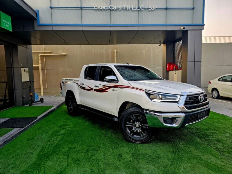 2022 Toyota Hilux SR5 4 Cylinder Petrol Engine White Red Pick Up Truck GCC Specs