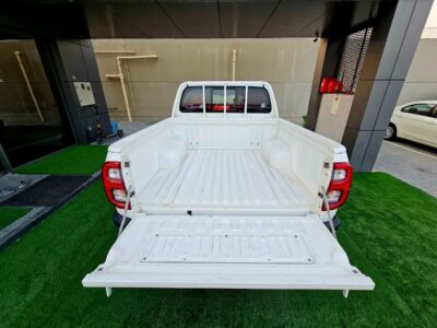 2022 Toyota Hilux SR5 4 Cylinder Petrol Engine White Red Pick Up Truck GCC Specs