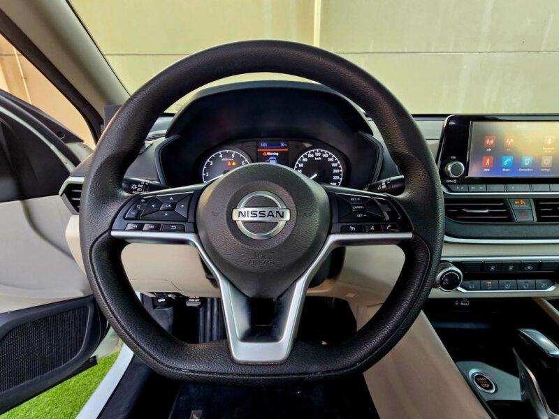 2021 Nissan Altima S GCC Specs 2.5 Litres V4 Petrol Engine White Beige Sedan Sedan FWD