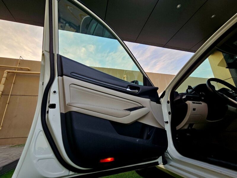 2021 Nissan Altima S GCC Specs 2.5 Litres V4 Petrol Engine White Beige Sedan Sedan FWD