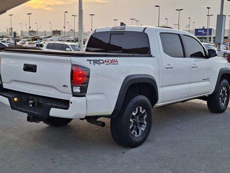 2017 Toyota Tacoma TRD 3.5 Litres V6 Petrol Engine White Black Pick Up Truck GCC Specs