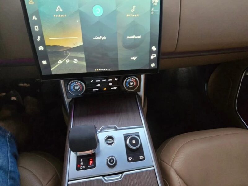 2023 Land Rover Range Rover Vogue 4.4 Litres V8 Supercharged White Tan SUV