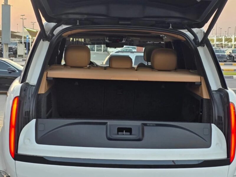 2023 Land Rover Range Rover Vogue 4.4 Litres V8 Supercharged White Tan SUV