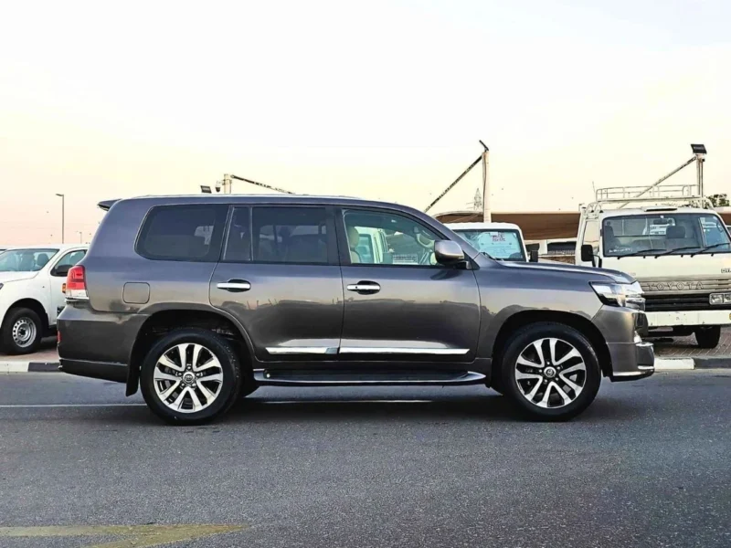 2011 Toyota Land Cruiser 5.7 Litres 8 Cylinder Petrol Engine Grey Beige SUV GCC Specs