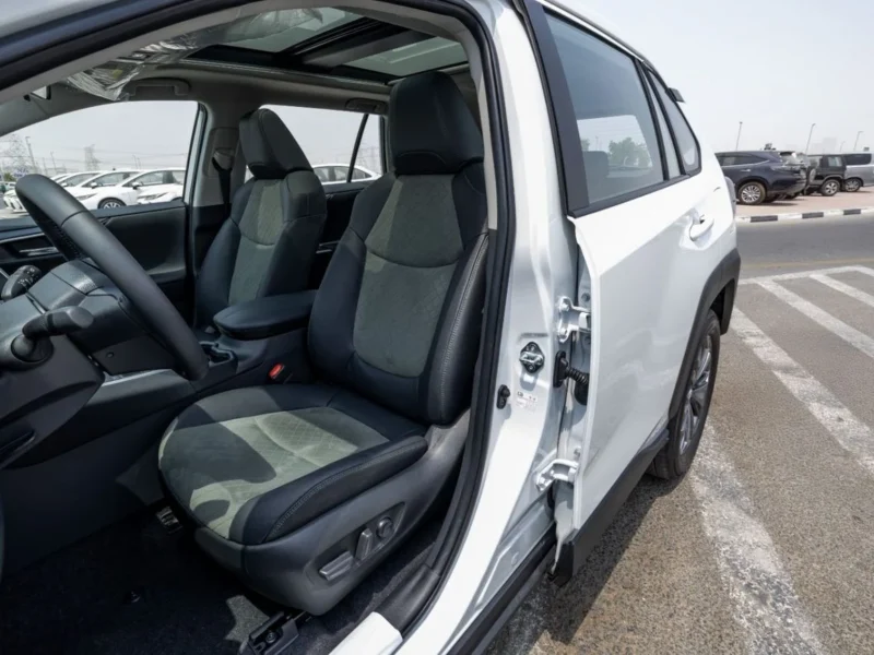 2025 Toyota RAV4 2.0L 4 Cylinders Petrol Engine 4WD White Black SUV CHINESE