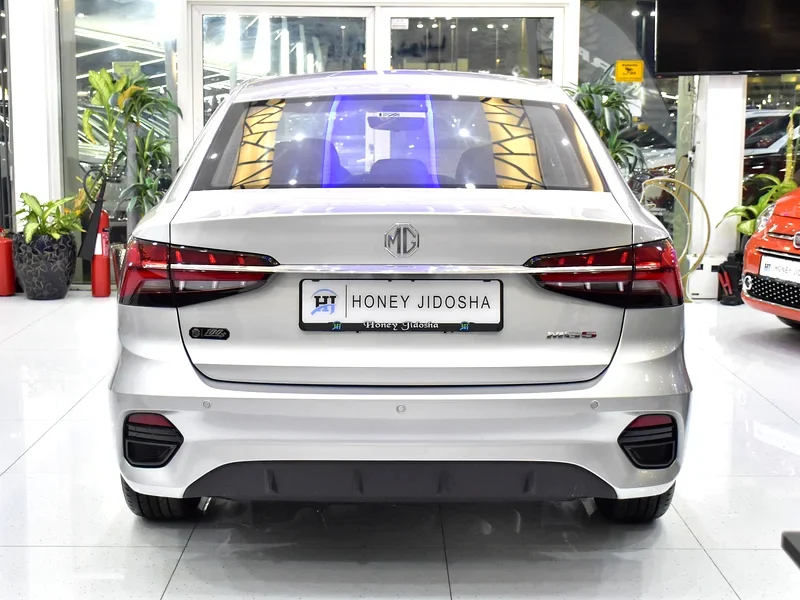 2026 MG MG5 Comfort 4 Cylinder petrol Engine Silver Black Sedan GCC Specs