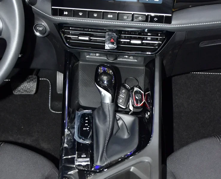 2026 MG MG5 Comfort 4 Cylinder petrol Engine Silver Black Sedan GCC Specs