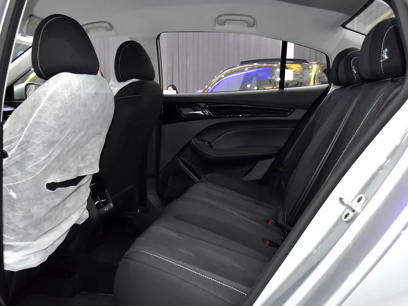 2026 MG MG5 Comfort 4 Cylinder petrol Engine Silver Black Sedan GCC Specs