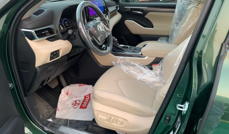 2024 Toyota Highlander Hybrid 2.5-liter 4 Cylinder Engine Green Beige SUV AWD
