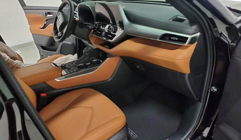 2023 Toyota Highlander Hybrid 2.5-liter 4 Cylinder Engine Black Tan SUV AWD