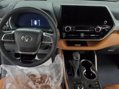 2023 Toyota Highlander Hybrid 2.5-liter 4 Cylinder Engine Black Tan SUV AWD