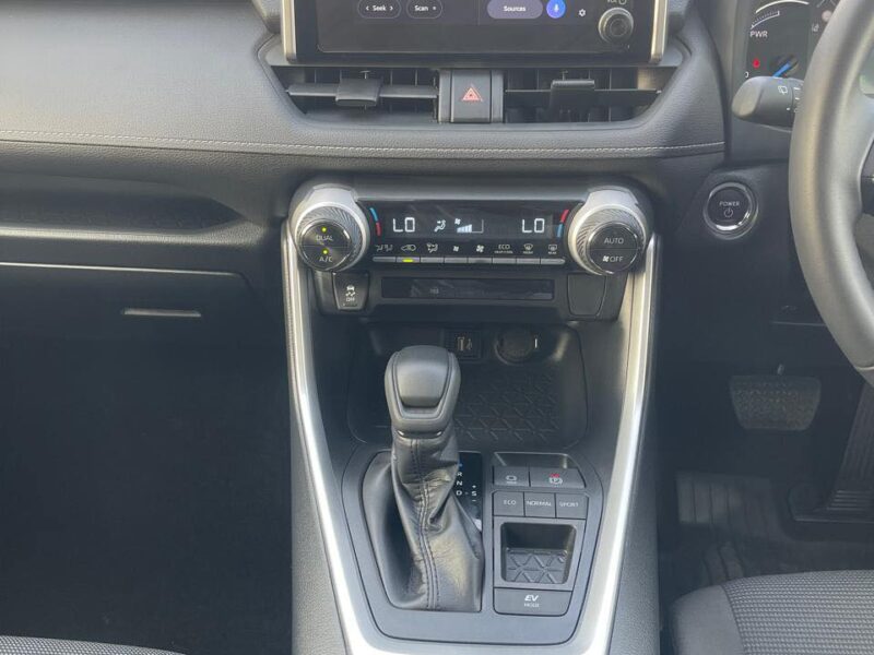 2024 Toyota RAV4 GX Hybrid 2.5L 4-cylinder DOHC 16-valve with VVT-i White Grey SUV