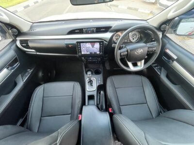 2023 Toyota Hilux SR5 Dual Cab 2.8L 4-cylinder Engine Diesel Automatic White Grey Pickup