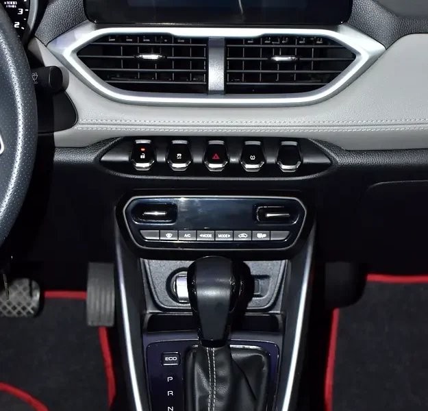 2025 Chevrolet Groove LT 4 Cylinders Petrol Engine White Black Crossover GCC Specs