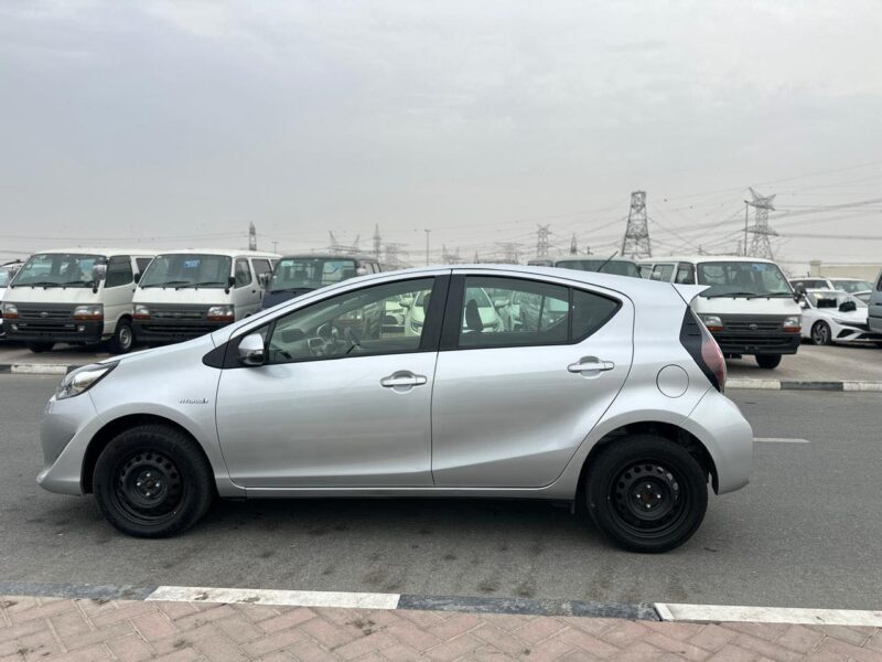 2019 Toyota Prius C Hybrid 1.5 liters 4-cylinder Engine Silver Black Hatchback FWD