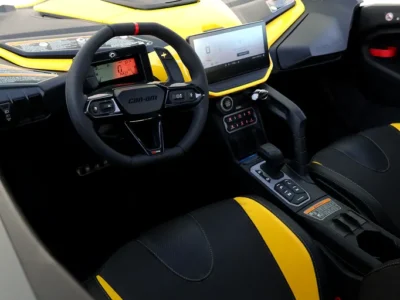 2026 Can-am Maverick MAX 3 Cylinders Petrol Engine Yellow Black CARBON PACKAGE