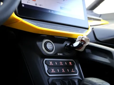 2026 Can-am Maverick MAX 3 Cylinders Petrol Engine Yellow Black CARBON PACKAGE