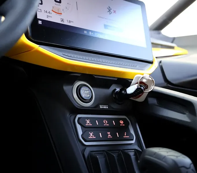 2026 Can-am Maverick MAX 3 Cylinders Petrol Engine Yellow Black CARBON PACKAGE