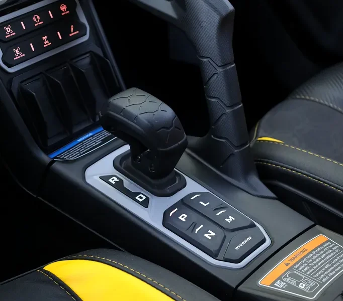 2026 Can-am Maverick MAX 3 Cylinders Petrol Engine Yellow Black CARBON PACKAGE