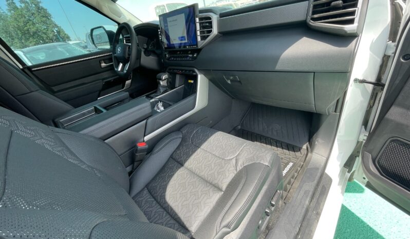 2024 Toyota Tundra 3.4L twin-turbo V6 Petrol Engine White Black Pick-Up Truck 4WD